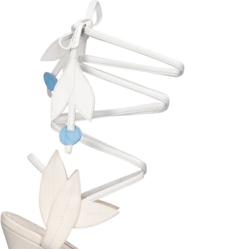 Beautiful Manolo Blahnik white sandals - Picture 6 of 6